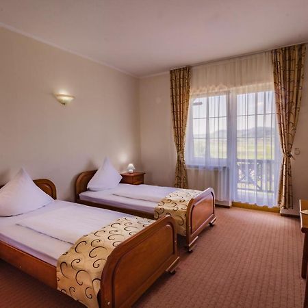 Hotel Europa Kokeltal Albeşti Buitenkant foto