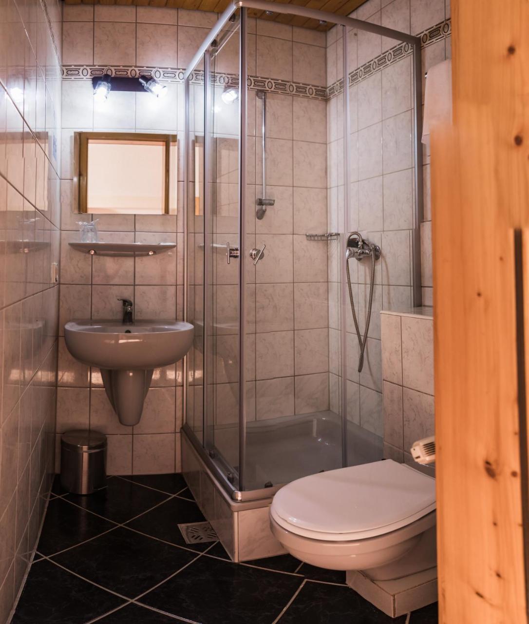 Hotel Europa Kokeltal Albeşti Buitenkant foto