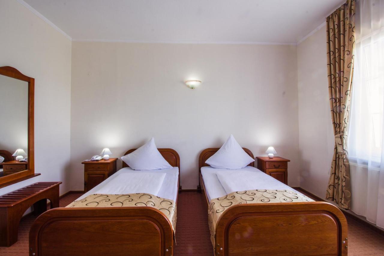 Hotel Europa Kokeltal Albeşti Buitenkant foto