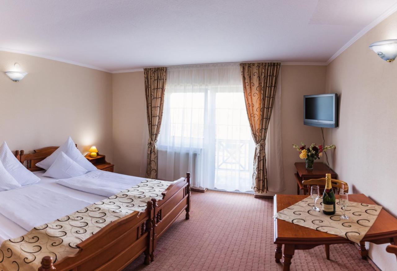 Hotel Europa Kokeltal Albeşti Buitenkant foto