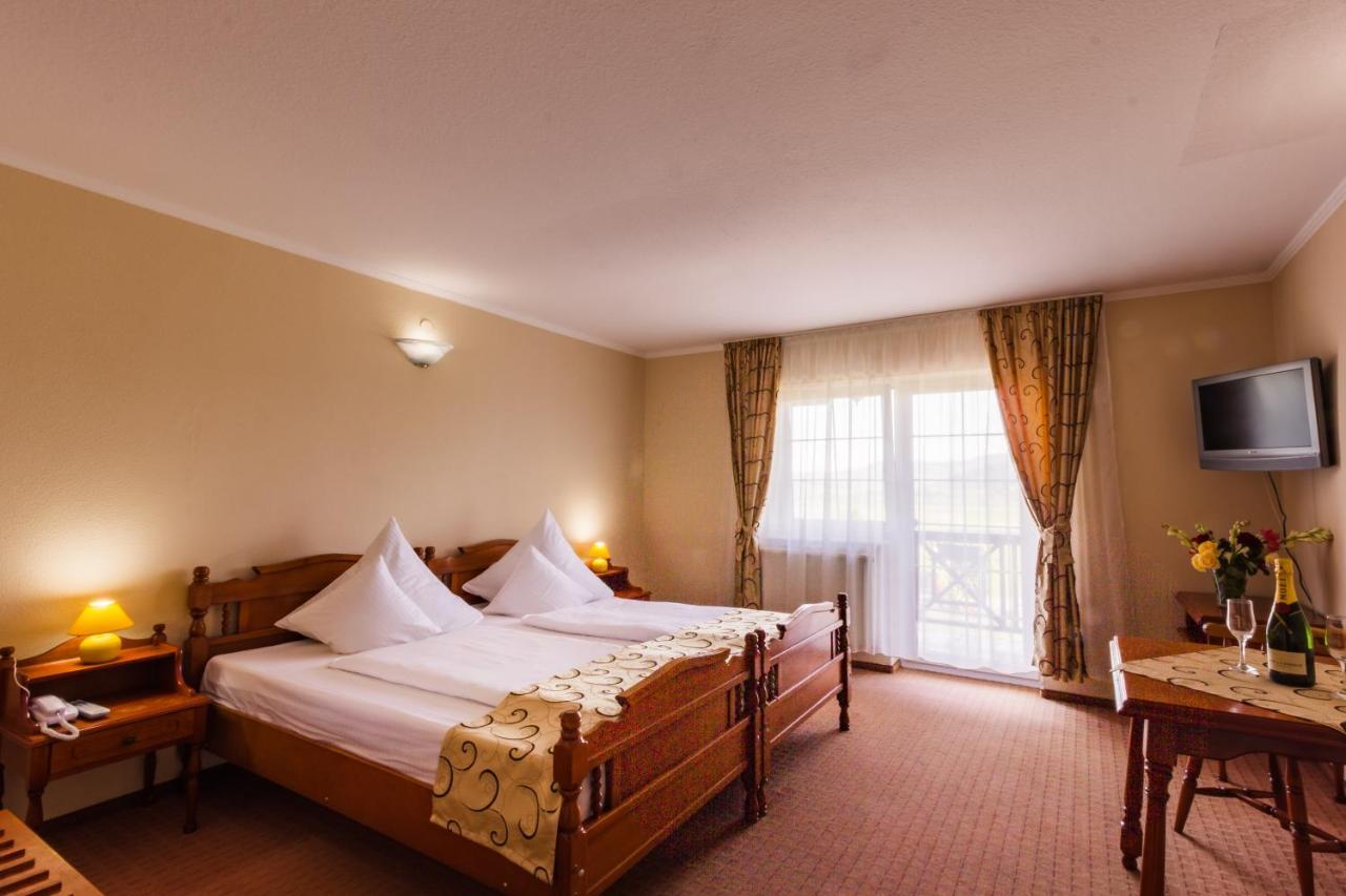 Hotel Europa Kokeltal Albeşti Buitenkant foto