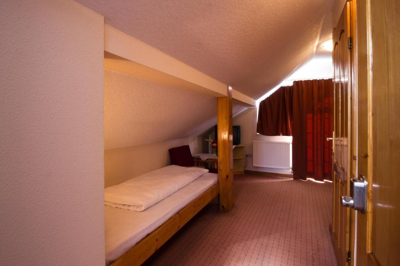 Hotel Europa Kokeltal Albeşti Buitenkant foto