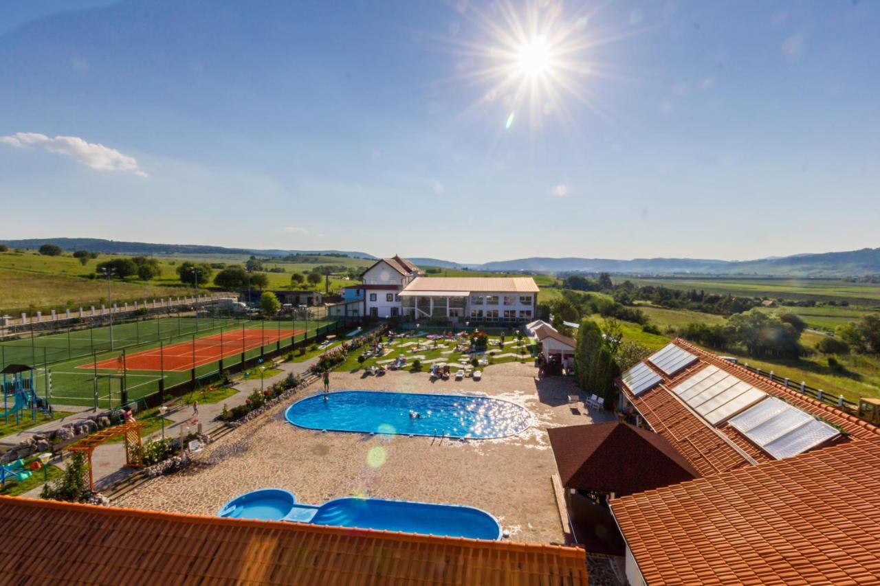 Hotel Europa Kokeltal Albeşti Buitenkant foto