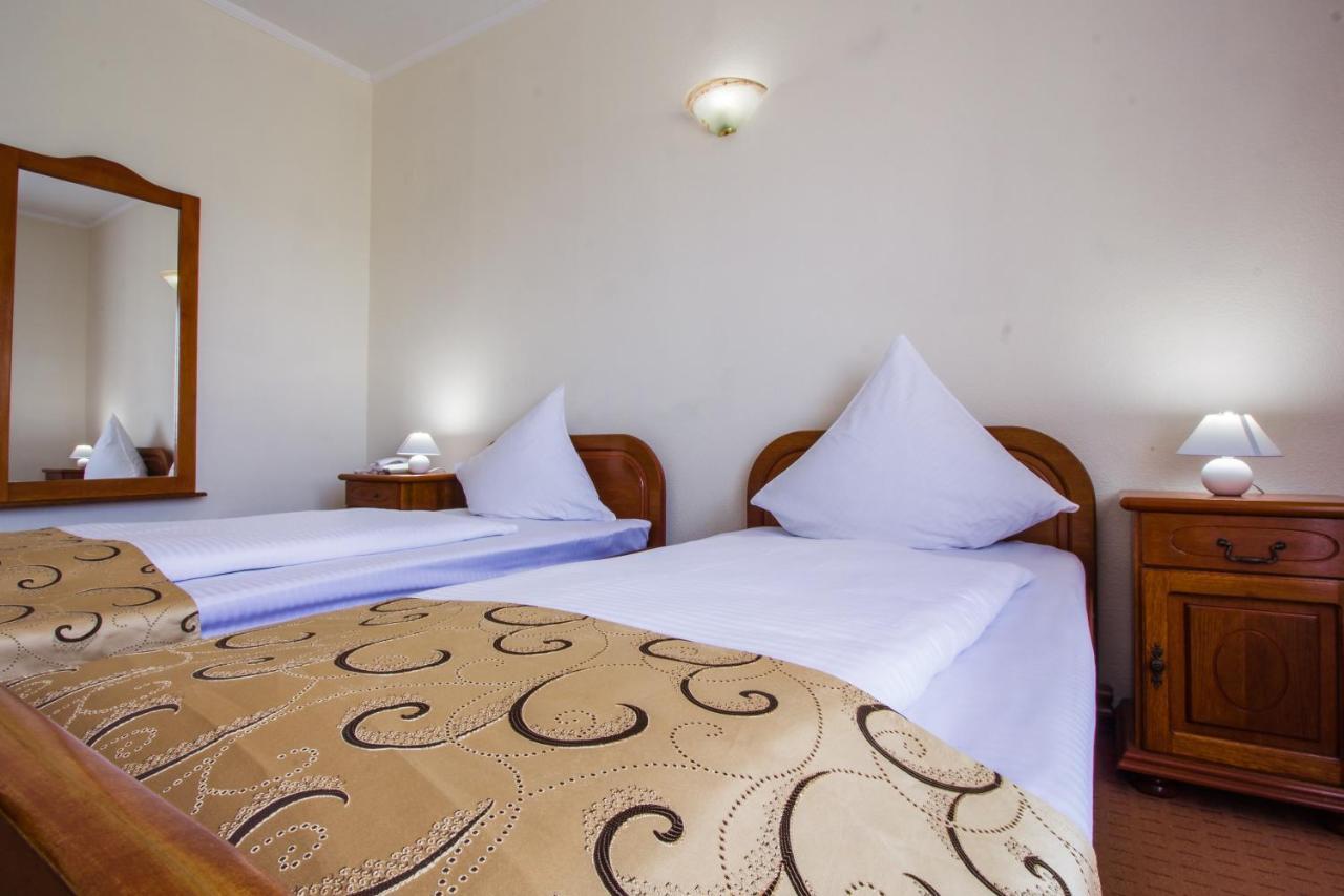 Hotel Europa Kokeltal Albeşti Buitenkant foto